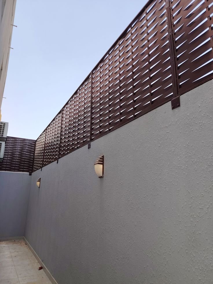 سواتر حديد مجدول بتصاميم حديثة في أبها