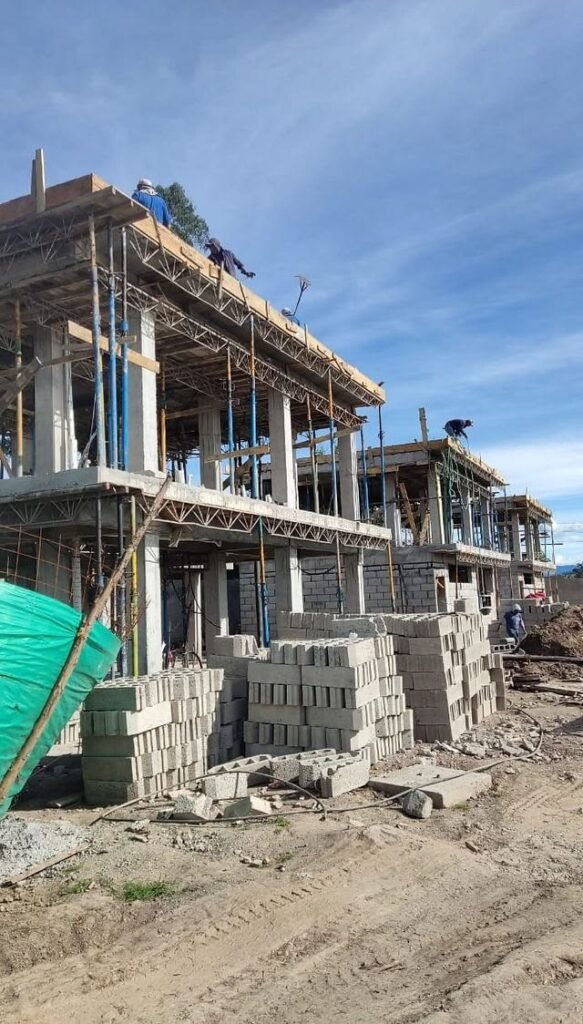 تنفيذ الكمرات الخرسانية وفق المخططات الهندسية.