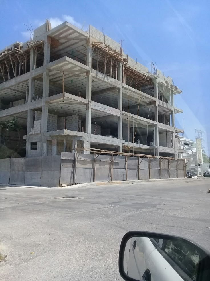 أعمال صب الخرسانة المسلحة في موقع بناء.